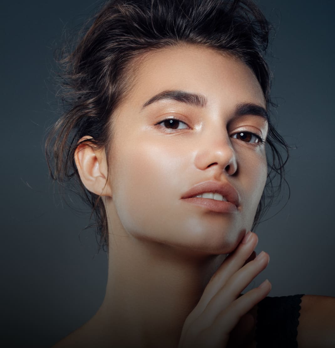 Brown-eyed model touching her chin