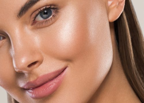 Brunette model with beautiful skin and full lips