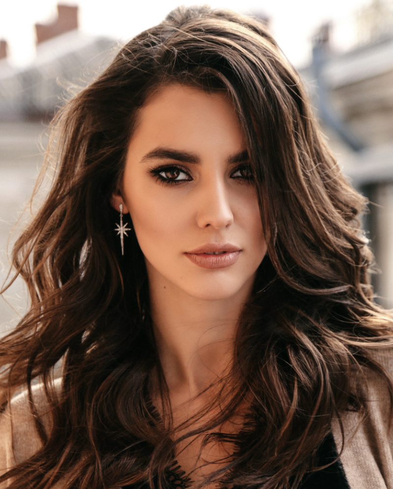 Brunette woman wearing a star earring